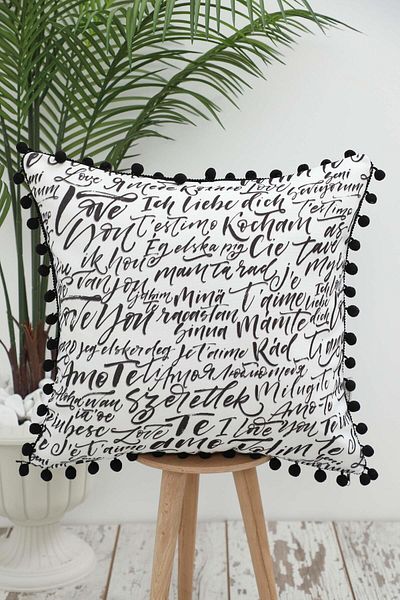 Aisha's Design غطاء وسادة منقوش بخط اليد مع حواف بوم بوم - 45x45 سم، k-401