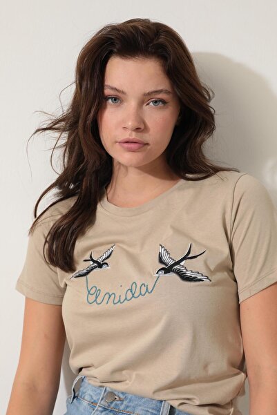 AMİDA Tricou de damă bej - decolteu, mânecă scurtă, scris, broderie rândunică...