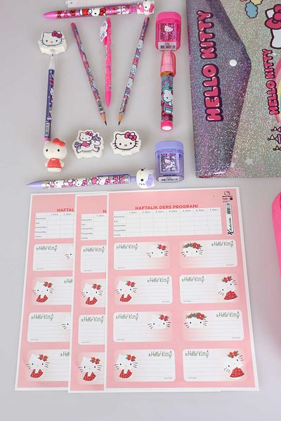 Hello Kitty مجموعة قرطاسية هالو كيتي مرخصة للموسم الجديد مكونة من 16 قطعة - حقيبة أقلام رصاص، ممحاة ثلاثية الأبعاد، دفتر ملاحظات