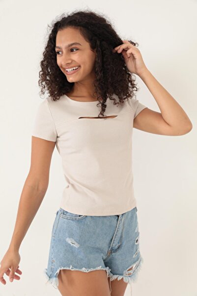 AMİDA Μπλουζάκι μπεζ με λαιμόκοψη - Λεπτομέρεια στο στήθος, Amida Basic Model 2415