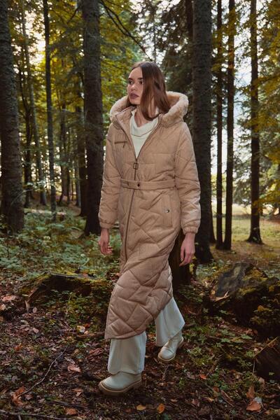 Zühre Μακρύ μπεζ παλτό με γούνινη λεπτομέρεια 13504