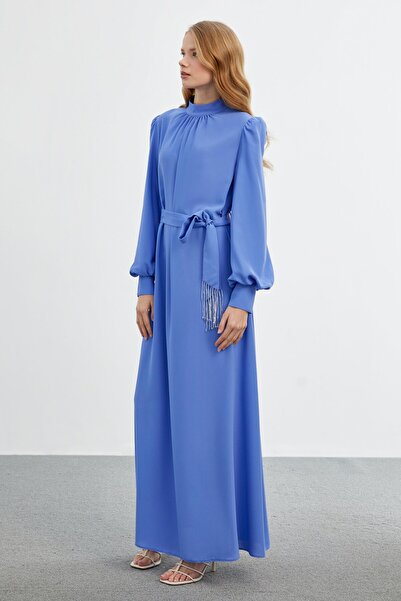 Zühre Μακρύ μπλε φόρεμα με όρθιο γιακά με λεπτομέρεια E-0393