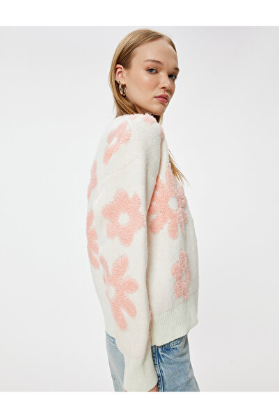 Koton Žakárový pletený svetr s květinovým vzorem - výstřih