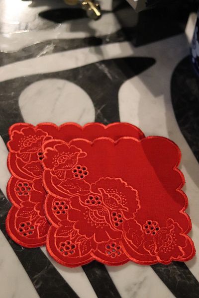 EKKE HOME Red Hole Work 2-Piece Cocktail Napkin