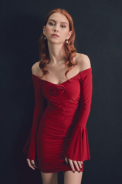 Fulla Moda Rochie adunată cu detaliu broșă