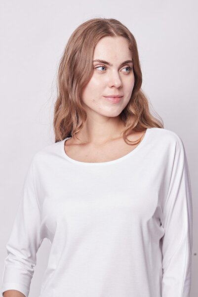 Jument White Women's T-shirt - Non-Wrinkle Span Fabric, Boat Neck, Bat Capri, Three-Quarter Sleeve