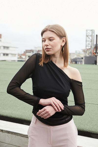 Jument Bluză de damă din tul cu umeri cu talie adunată cu mânecă lungă din lycra-neagră