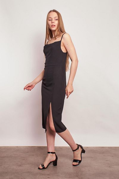 Jument Lycra usoara, nu prezinta lenjerie intima, guler, bretele de sfoara, crapatura frontala, rochie sub genunchi - neagra