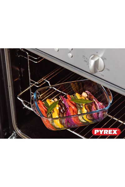 Pyrex Cook & Store Rectangular Roaster with Lid - 4.5L XL Capacity for Versatile Cooking and Storing