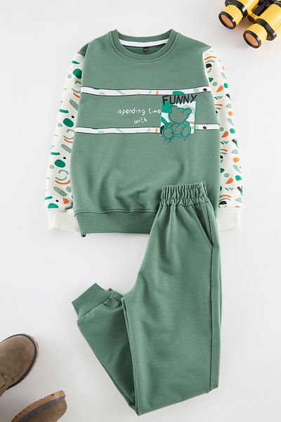 TRENDYOLKIDS طقم علوي محبوك بشعار متعدد الألوان للأولاد TKDAW25AU00152