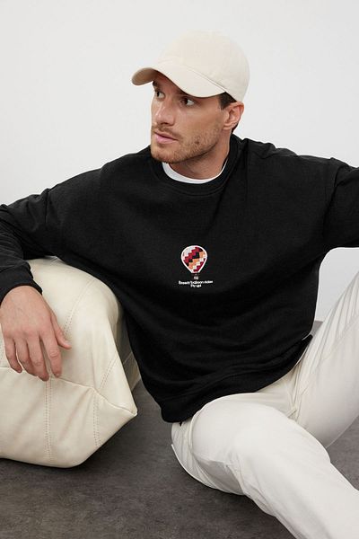 Trendyol Collection Μαύρο Oversize/Wide Cut Crew λαιμόκοψη με υφή κέντημα Λεπτομερές φούτερ χωρίς ανάβα TMNAW25SW00155