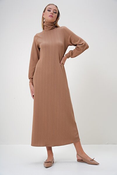 Trend Alaçatı Stili Dámské béžové rolákové dlouhé šaty Alc-X12810