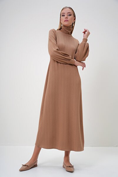 Trend Alaçatı Stili Dámské béžové rolákové dlouhé šaty Alc-X12810