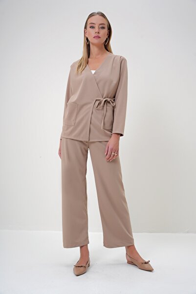 Trend Alaçatı Stili طقم جاكيت وبنطلون نسائي بياقة مزدوجة الصدر وجيوب مزدوجة من فرو المنك - ALC-X12896