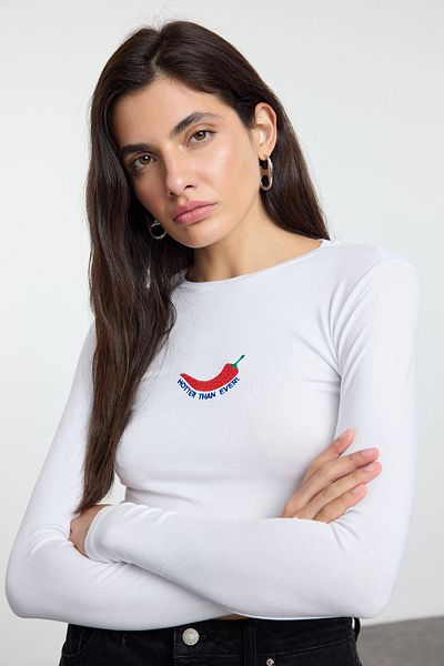 Trendyol Collection Premium βισκόζη λευκή κεντημένη μπλούζα - Crew λαιμόκοψη, ελαστικό πλεκτό TWOAW24BZ00116