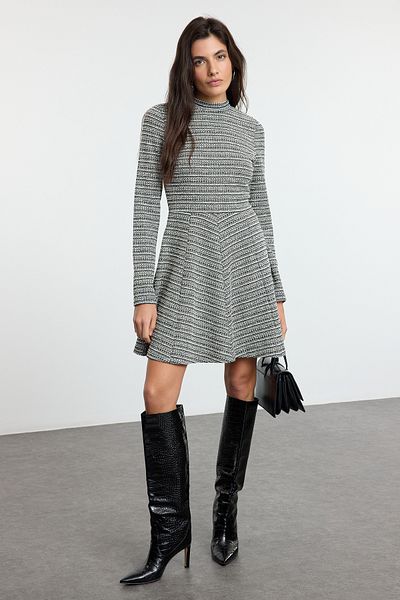 Trendyol Collection Černé tweedové mini skater šaty s výstřihem – volánky, otvor v pase Twoaw25El00525