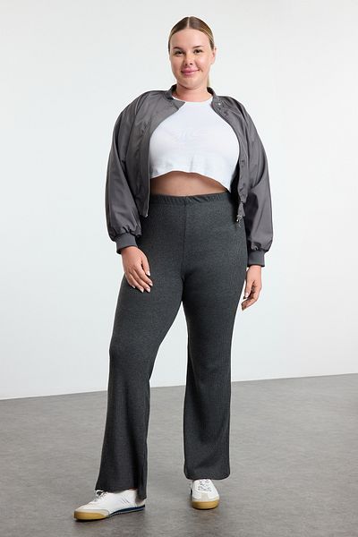 Trendyol Curve Anthrazitfarbene, ausgestellte Camisole-Hose mit hoher Taille – Übergröße TBBAW25AR00015