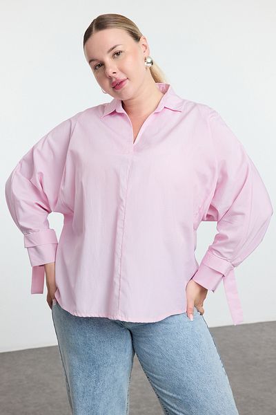 Trendyol Curve Rosa-weiß gestreifte Basic-Bluse mit langen Ärmeln und Gummizug hinten in Übergröße TBBAW25AF00022