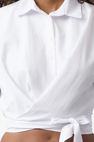 Trendyol Collection Weißes, gewebtes Hemd mit regulärer Passform und Bindedetail – TWOAW25GO00067