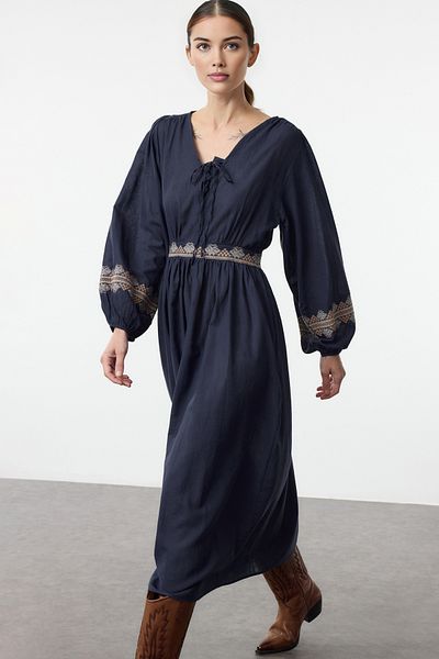 Trendyol Collection Μίντι υφαντό φόρεμα Navy Blue - με κέντημα που ανοίγει στη μέση TWOAW25EL00493