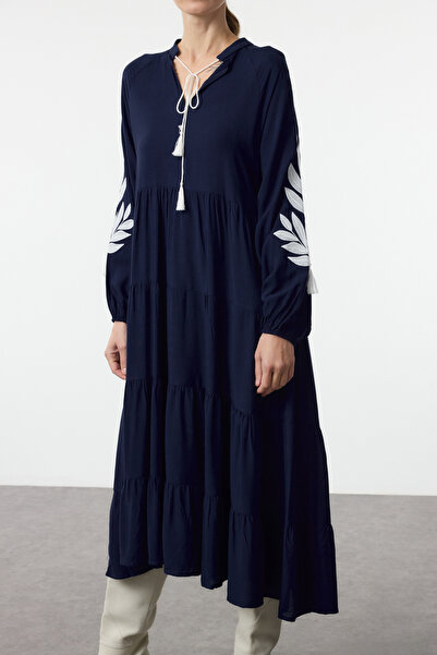 Trendyol Collection Sötétkék hímzett, széles szabású midi ruha - TWOAW25EL00543