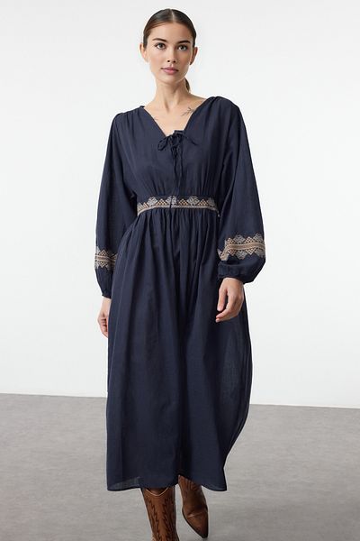 Trendyol Collection Μίντι υφαντό φόρεμα Navy Blue - με κέντημα που ανοίγει στη μέση TWOAW25EL00493