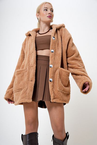 VAGGON Dámská oversize plyšová bunda Camel s dvojitou kapsou na knoflík Prm1104