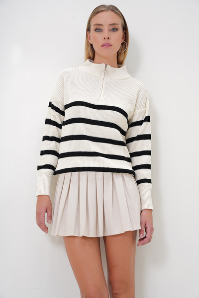 Trend Alaçatı Stili Дамски пуловер с черна яка, половин цип и райета, цвят ек...