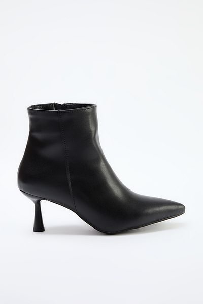 TRENDYOL SHOES Schwarze Damen-Stiefeletten mit spitzer Zehenpartie und dünnem Absatz TAKAW25BO00016