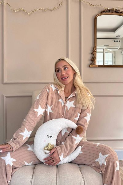Pijamaevi Karamellfarbenes Pyjama-Set aus Plüsch-Fleece mit Sternmuster vorne und Knöpfen