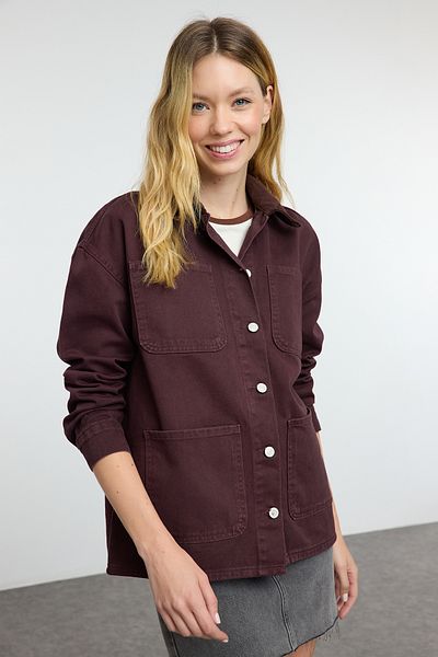Trendyol Collection Denim-Hemdjacke aus burgunderrotem Wildleder mit kontrastierendem Kragen TWOAW25CE00026