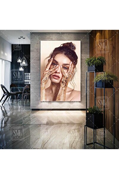 SML TABLO Model care pozează cu mânile cu sclipici și sclipici aurii, pictură...