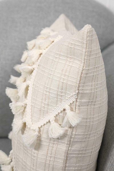 Aisha's Design غطاء وسادة بتفاصيل شرابة متعرجة - K-200