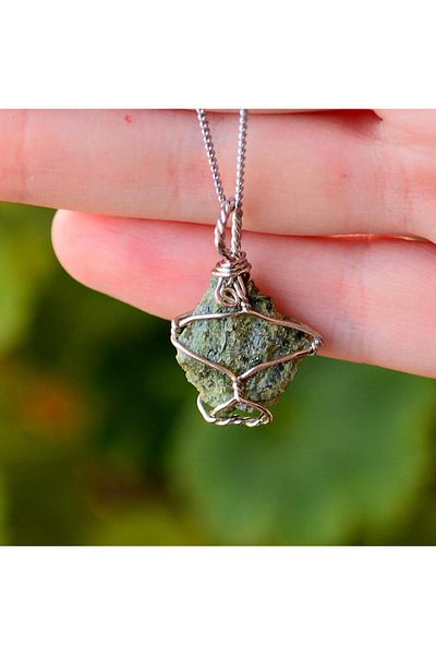 Taş Sandığı Raw Diopside Stone Necklace - Wire Wrapped