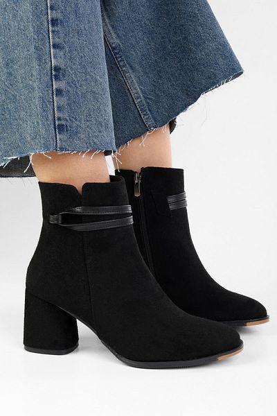 Shoeberry Damen-Stiefel „Molly“ aus schwarzem Wildleder mit detailliertem Reißverschluss und Absatz