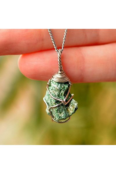 Taş Sandığı Fuksit Raw Stone Necklace - Wire Wrapped