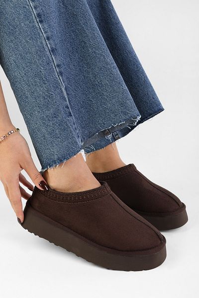 Shoeberry Braune, pelzige, kurze, flache Wildleder-Hausschuhe von Uggps für Damen