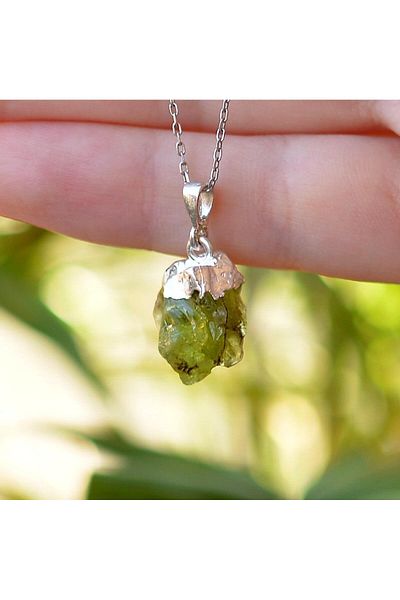 Taş Sandığı Unprocessed Peridot Stone Silver Necklace - Zebercet Stone