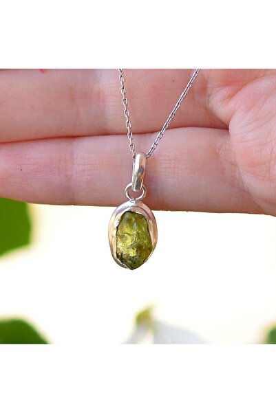 Taş Sandığı قلادة فضية من حجر الزبرجد الخام - حجر الزبرجد