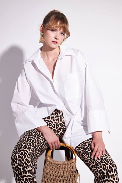 MARE BUTİK Beyaz kolları geniş ve manşetli Oversize Gömlek