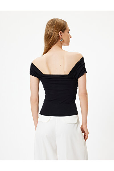 Koton Bavlněné tričko Madonna s límečkem - detail okna s vysunutým ramenem