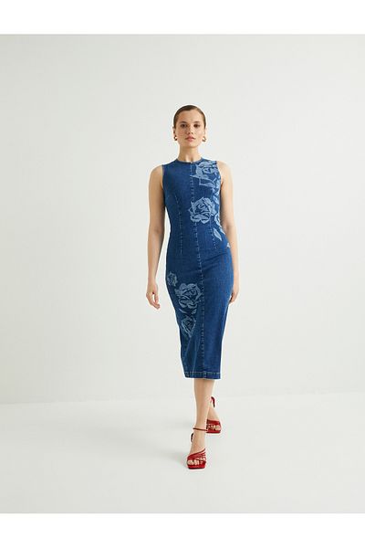 Koton Midilanges Jeanskleid mit Blumenmuster – Laserbedruckt, ärmellos und mit Schlitz auf der Rückseite