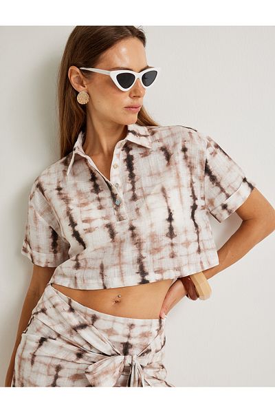 Koton Şahika Ercümen – Kurzärmliges Crop-T-Shirt mit Polokragen und Batikmuster