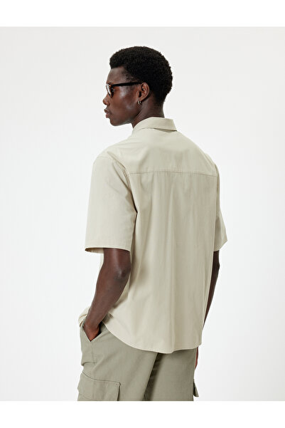 Koton Kurzarmhemd mit klassischem Kragen – Taschendetail und Knopf