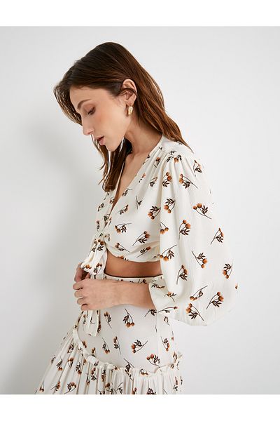 Koton Kurze Bluse mit Blumenmuster und Ballonärmeln – Bindeband vorne