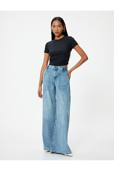 Koton Body cu mânecă scurtă, cu gât rotund, slim fit, cu detaliu pe geamul din spate