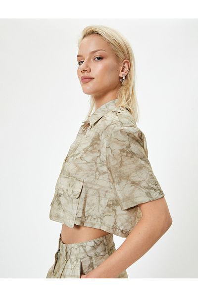 Koton Kurzärmliges Crop-Shirt mit Batikmuster – Klappentaschendetail