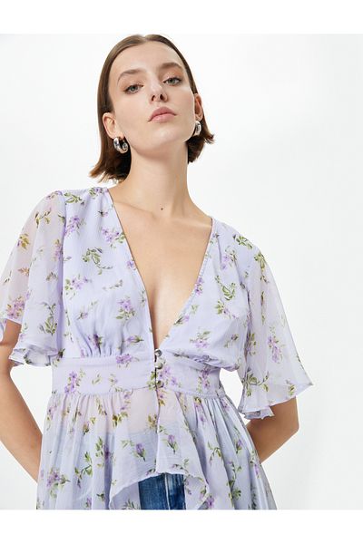 Koton Asymmetrisch geschnittene Chiffonbluse mit Blumendruck – tiefer V-Ausschnitt und geknöpfte Rüschen