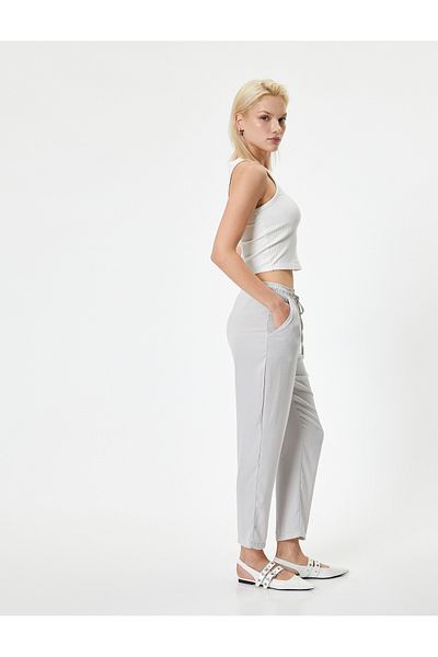 Koton Mini-Shorts aus Viskosestoff – mit Gürtel und Tasche