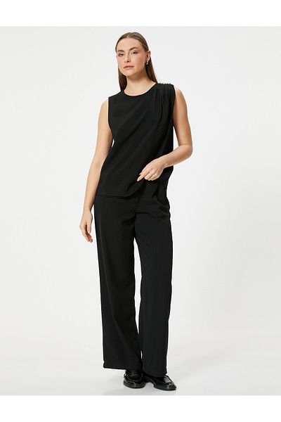 Koton Ärmellose Bluse aus Viskose mit Rundhalsausschnitt und Perlendetail